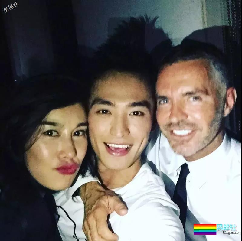 撩衣露板腹、被老外袭胸、跟何炅同框，他们拼的就是硬实力！ - 51虹马