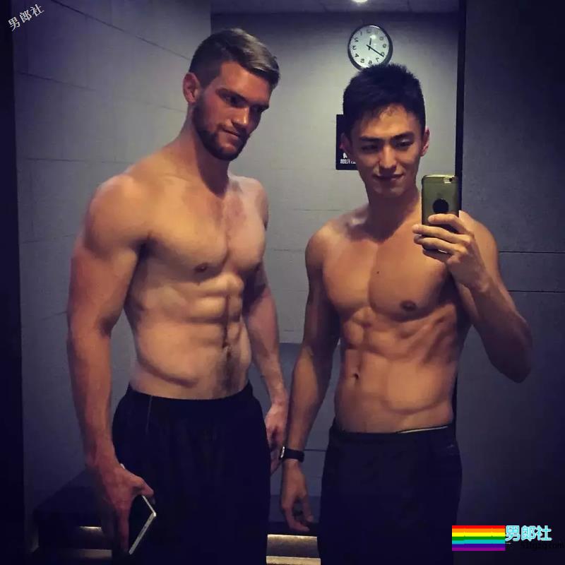 撩衣露板腹、被老外袭胸、跟何炅同框，他们拼的就是硬实力！ - 51虹马