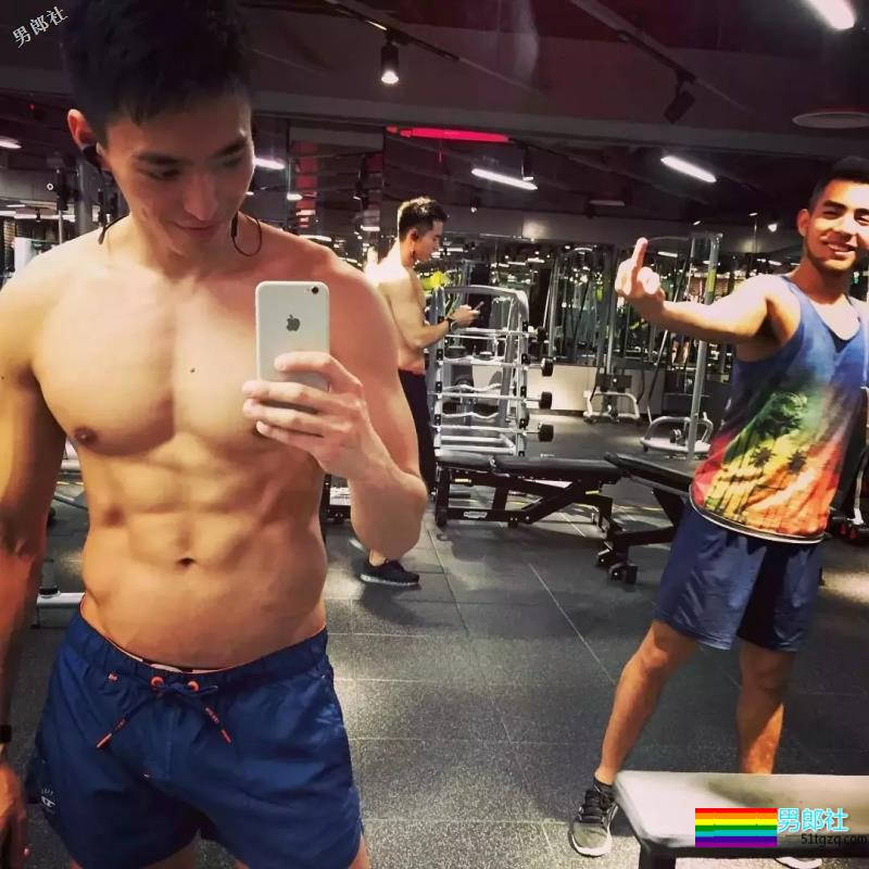 撩衣露板腹、被老外袭胸、跟何炅同框，他们拼的就是硬实力！ - 51虹马