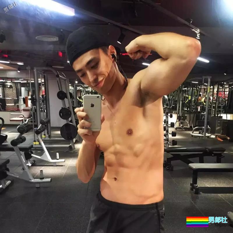 撩衣露板腹、被老外袭胸、跟何炅同框，他们拼的就是硬实力！ - 51虹马