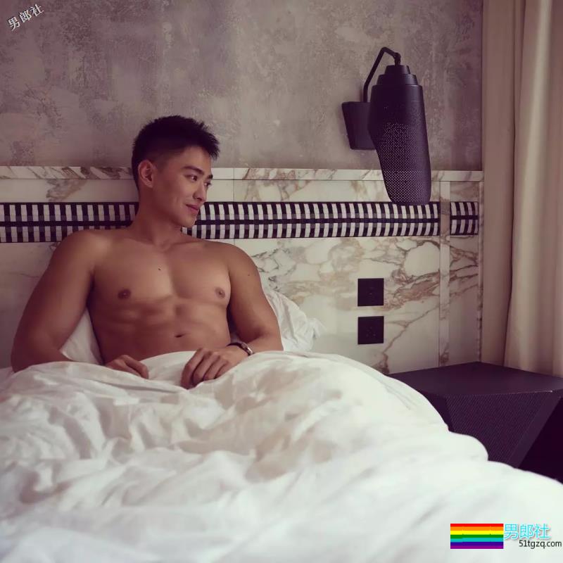 撩衣露板腹、被老外袭胸、跟何炅同框，他们拼的就是硬实力！ - 51虹马