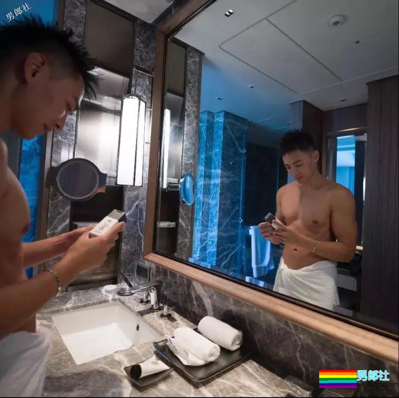 撩衣露板腹、被老外袭胸、跟何炅同框，他们拼的就是硬实力！ - 51虹马