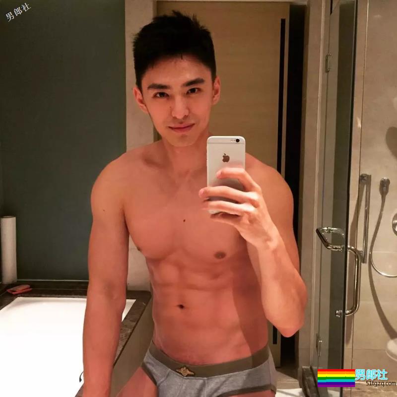 撩衣露板腹、被老外袭胸、跟何炅同框，他们拼的就是硬实力！ - 51虹马