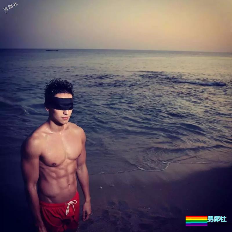 撩衣露板腹、被老外袭胸、跟何炅同框，他们拼的就是硬实力！ - 51虹马