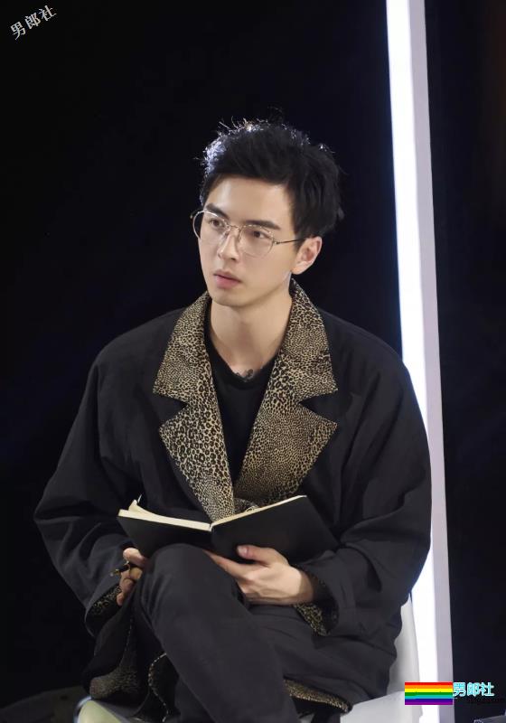 撩衣露板腹、被老外袭胸、跟何炅同框，他们拼的就是硬实力！ - 51虹马