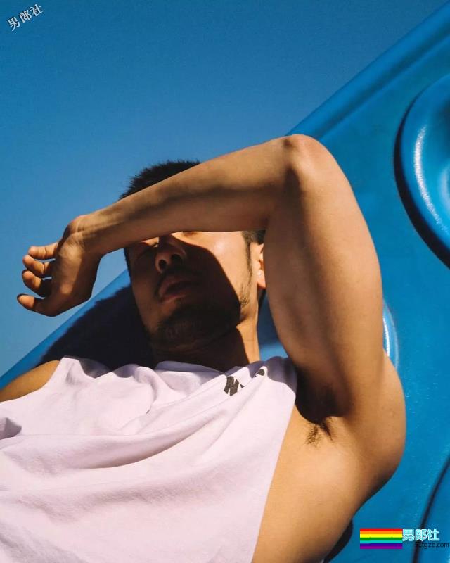 井盖队长又双叒叕发新照，他背后的摄影师也太厉害了吧？ - 51虹马