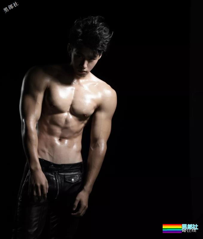 筋肉健身男模高颜长腿小野兽，极品运动身材让我吃不消了！ - 51虹马