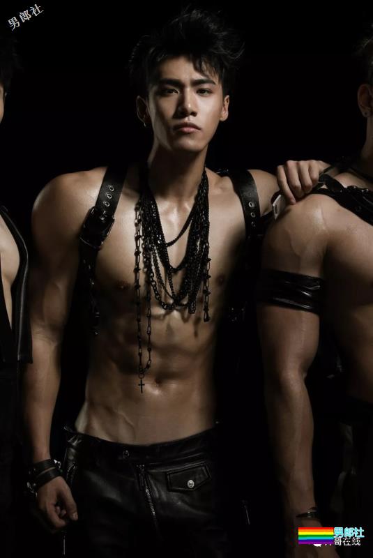 筋肉健身男模高颜长腿小野兽，极品运动身材让我吃不消了！ - 51虹马