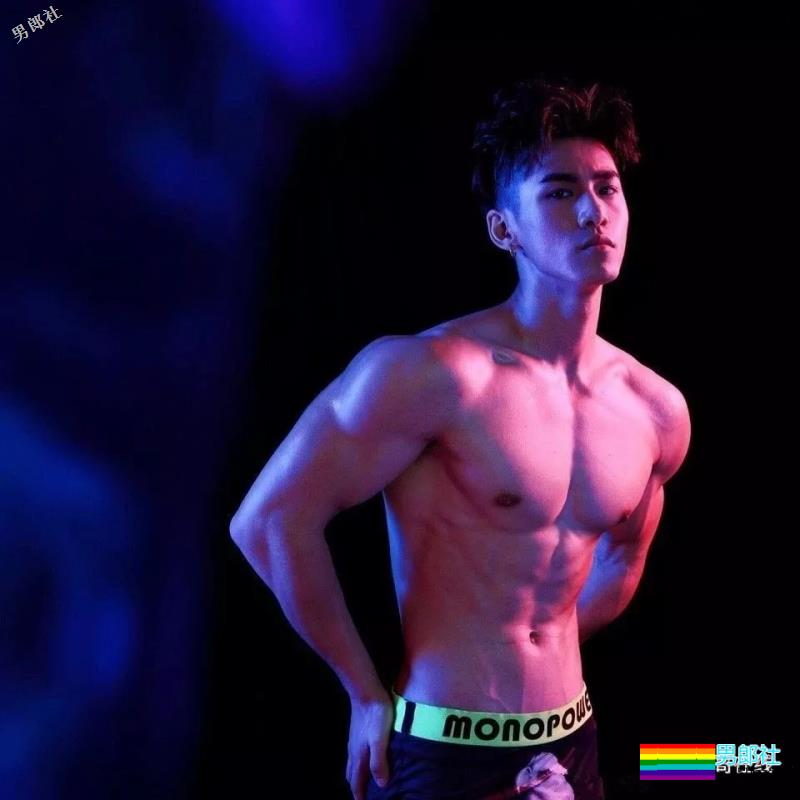 筋肉健身男模高颜长腿小野兽，极品运动身材让我吃不消了！ - 51虹马