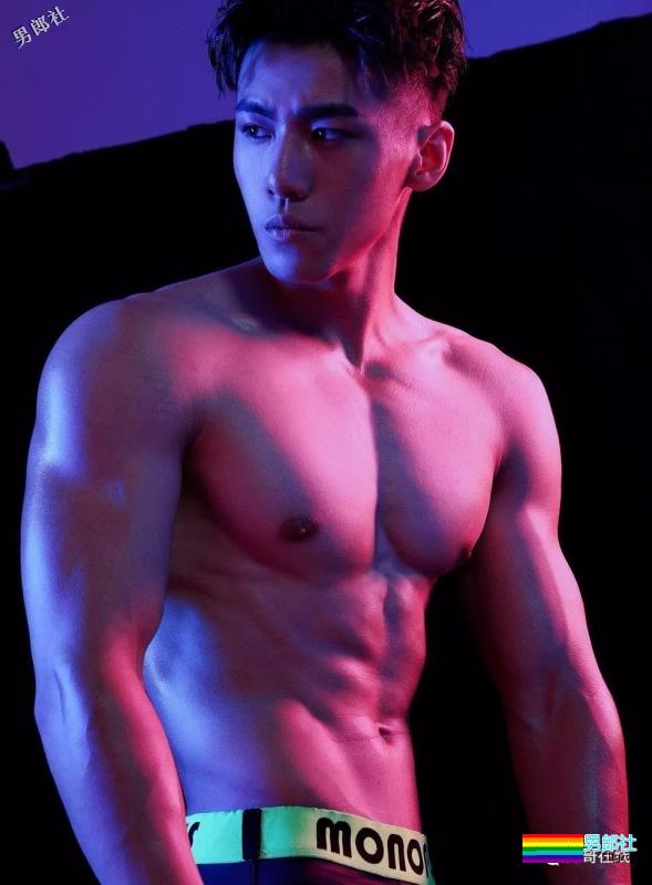 筋肉健身男模高颜长腿小野兽，极品运动身材让我吃不消了！ - 51虹马