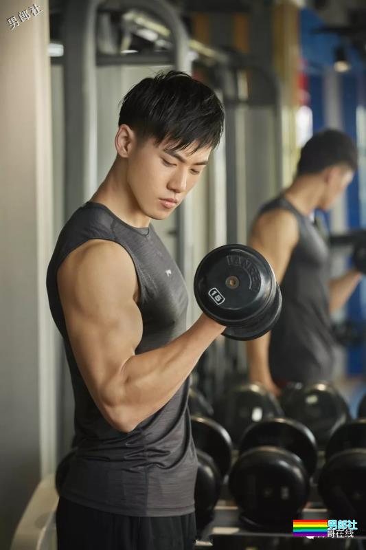 筋肉健身男模高颜长腿小野兽，极品运动身材让我吃不消了！ - 51虹马