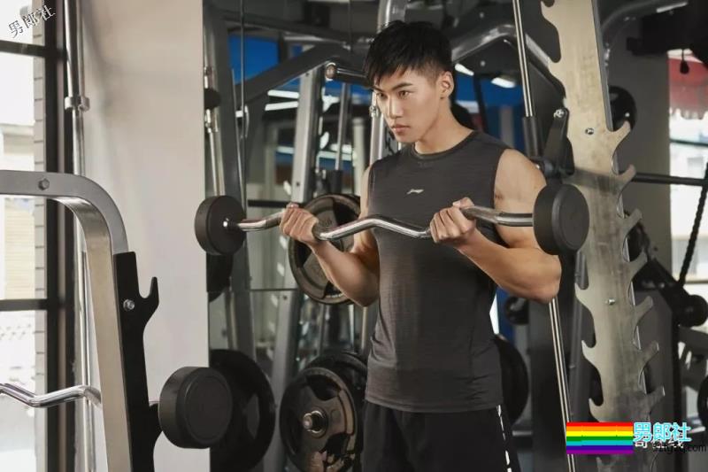 筋肉健身男模高颜长腿小野兽，极品运动身材让我吃不消了！ - 51虹马