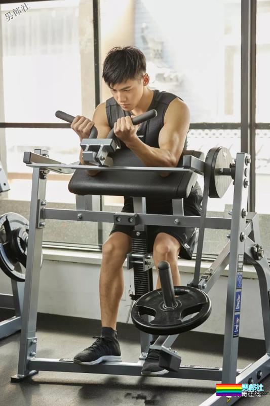 筋肉健身男模高颜长腿小野兽，极品运动身材让我吃不消了！ - 51虹马