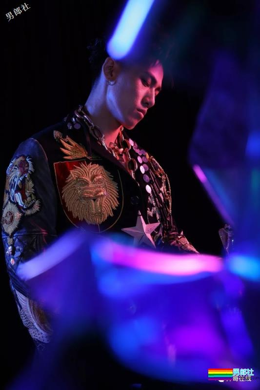 筋肉健身男模高颜长腿小野兽，极品运动身材让我吃不消了！ - 51虹马