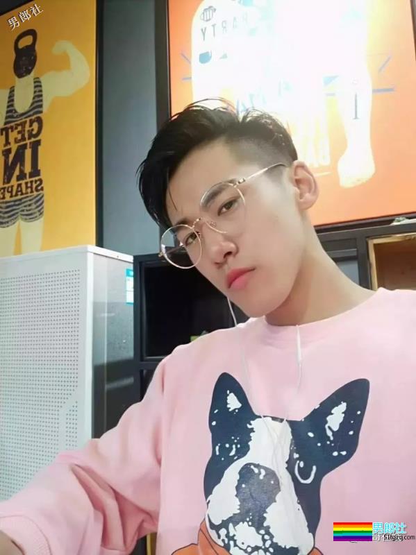 筋肉健身男模高颜长腿小野兽，极品运动身材让我吃不消了！ - 51虹马