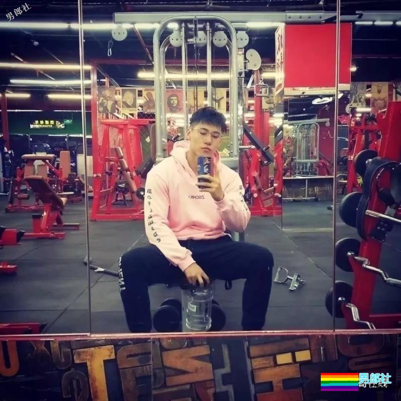 筋肉健身男模高颜长腿小野兽，极品运动身材让我吃不消了！ - 51虹马