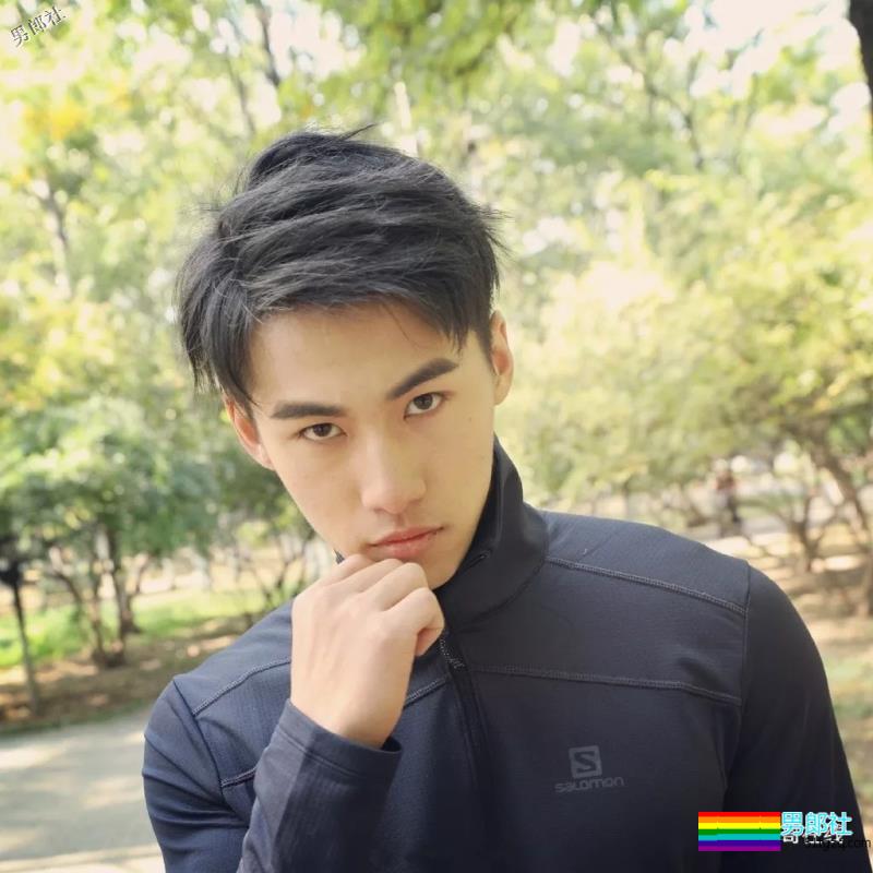 筋肉健身男模高颜长腿小野兽，极品运动身材让我吃不消了！ - 51虹马