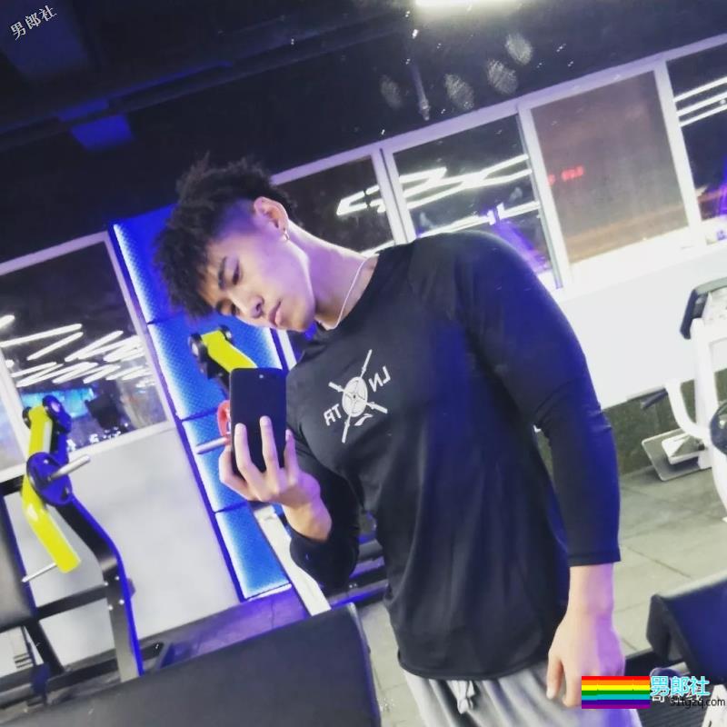 筋肉健身男模高颜长腿小野兽，极品运动身材让我吃不消了！ - 51虹马