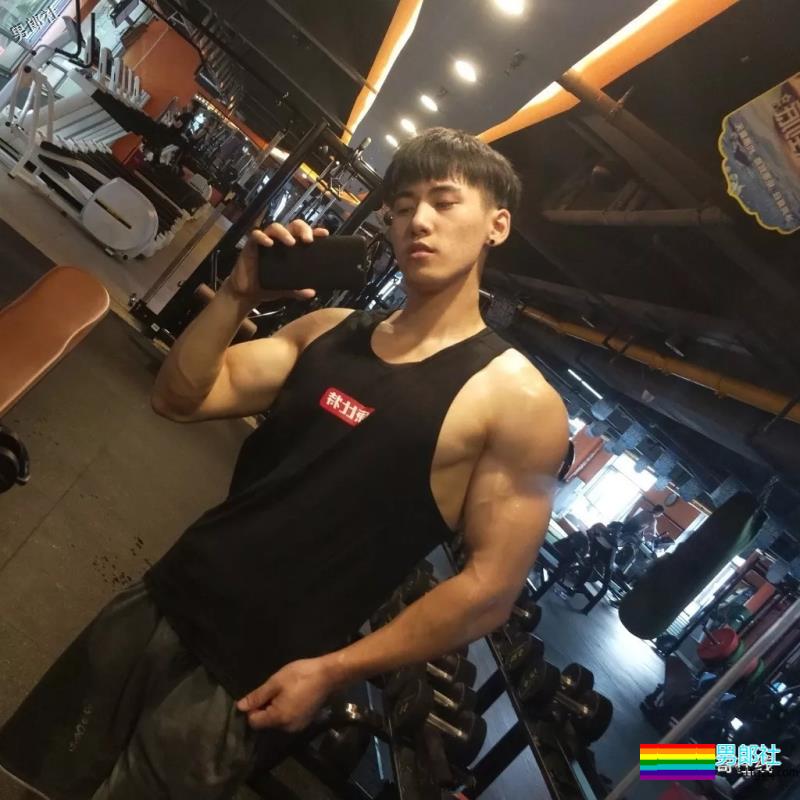 筋肉健身男模高颜长腿小野兽，极品运动身材让我吃不消了！ - 51虹马