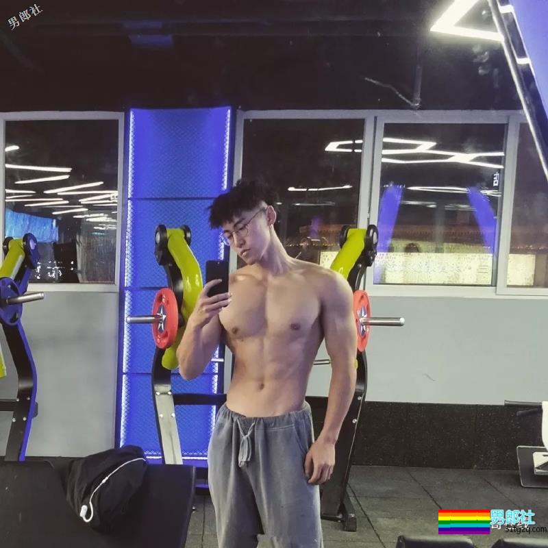 筋肉健身男模高颜长腿小野兽，极品运动身材让我吃不消了！ - 51虹马