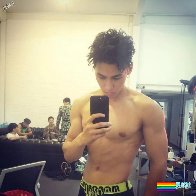 筋肉健身男模高颜长腿小野兽，极品运动身材让我吃不消了！ - 51虹马