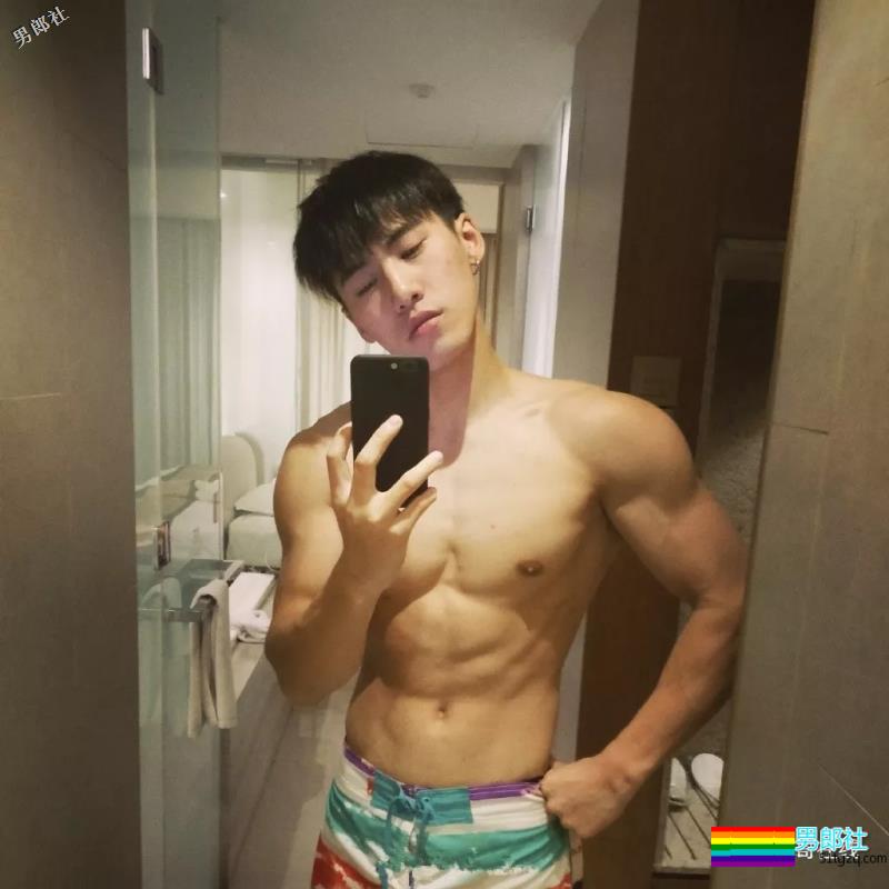 筋肉健身男模高颜长腿小野兽，极品运动身材让我吃不消了！ - 51虹马