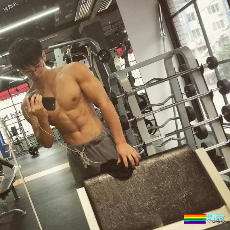 筋肉健身男模高颜长腿小野兽，极品运动身材让我吃不消了！ - 51虹马