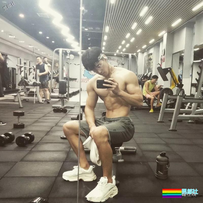 筋肉健身男模高颜长腿小野兽，极品运动身材让我吃不消了！ - 51虹马