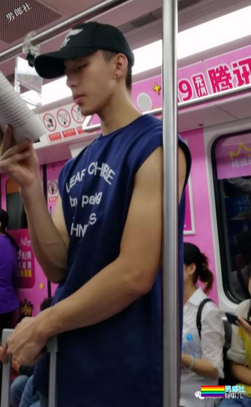 帅哥在地铁上看书，露出性感的粗壮手臂 - 51虹马