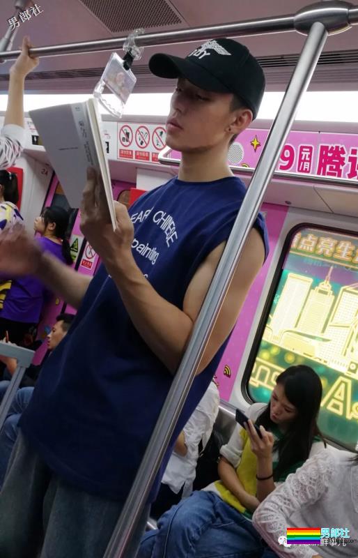 帅哥在地铁上看书，露出性感的粗壮手臂 - 51虹马