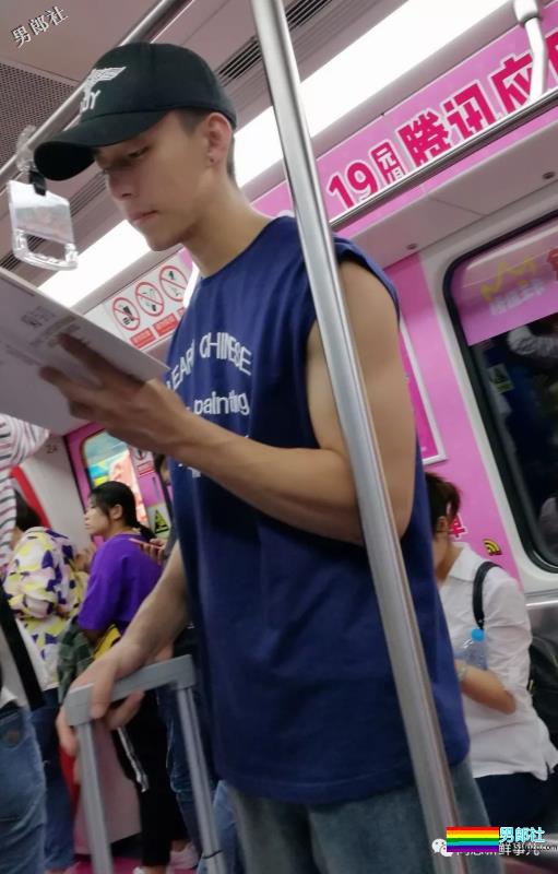 帅哥在地铁上看书，露出性感的粗壮手臂 - 51虹马