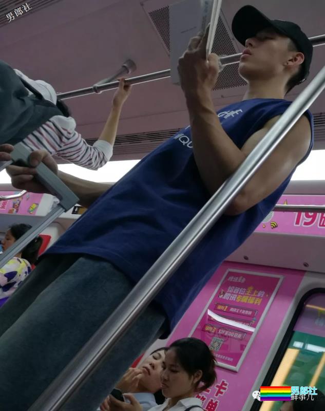 帅哥在地铁上看书，露出性感的粗壮手臂 - 51虹马