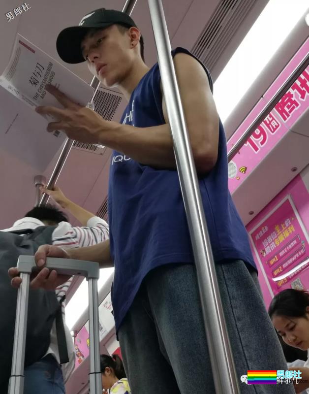 帅哥在地铁上看书，露出性感的粗壮手臂 - 51虹马
