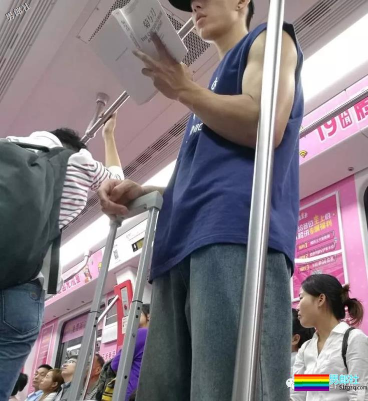 帅哥在地铁上看书，露出性感的粗壮手臂 - 51虹马