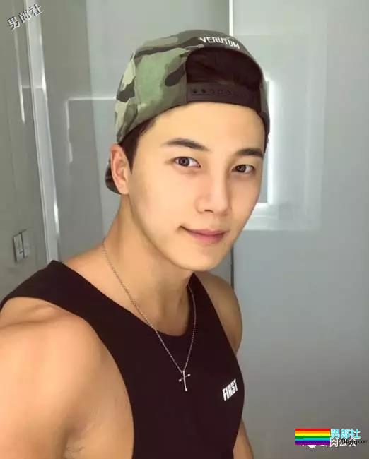 韩国最火筋肉私教胸器瞩目制服诱惑骚到高潮，看了一眼裆部小编想说臣妾坐不到啊！ - 51虹马