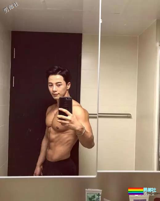 韩国最火筋肉私教胸器瞩目制服诱惑骚到高潮，看了一眼裆部小编想说臣妾坐不到啊！ - 51虹马