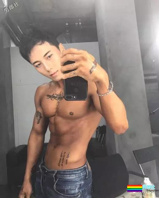 韩国最火筋肉私教胸器瞩目制服诱惑骚到高潮，看了一眼裆部小编想说臣妾坐不到啊！ - 51虹马