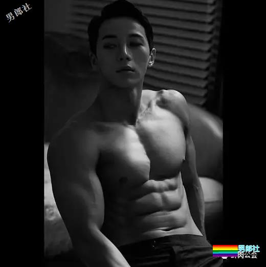 韩国最火筋肉私教胸器瞩目制服诱惑骚到高潮，看了一眼裆部小编想说臣妾坐不到啊！ - 51虹马