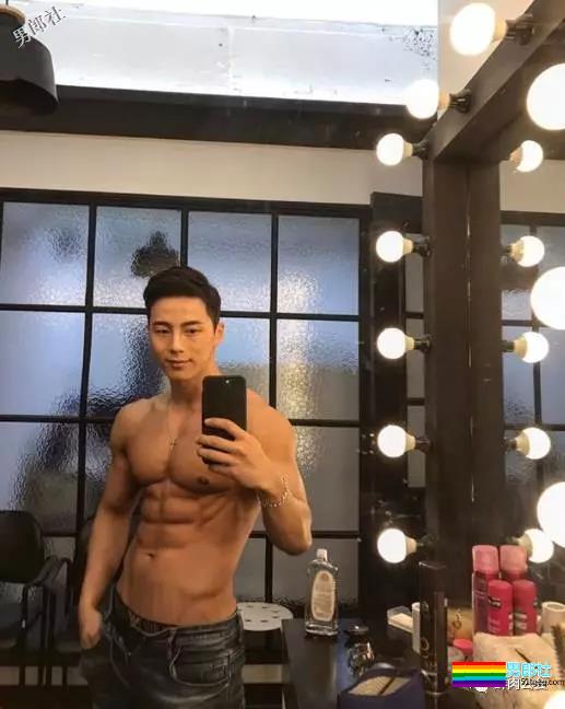 韩国最火筋肉私教胸器瞩目制服诱惑骚到高潮，看了一眼裆部小编想说臣妾坐不到啊！ - 51虹马