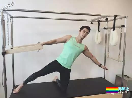 韩国最火筋肉私教胸器瞩目制服诱惑骚到高潮，看了一眼裆部小编想说臣妾坐不到啊！ - 51虹马