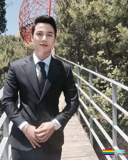 韩国最火筋肉私教胸器瞩目制服诱惑骚到高潮，看了一眼裆部小编想说臣妾坐不到啊！ - 51虹马