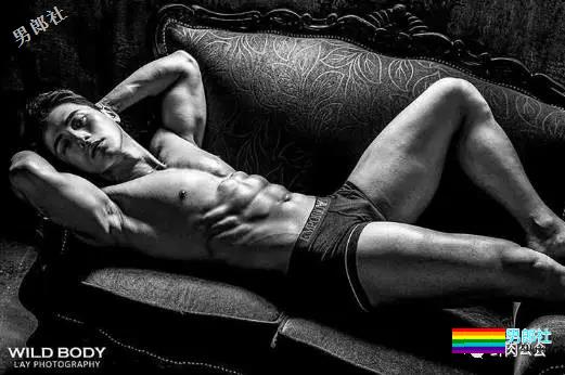 韩国最火筋肉私教胸器瞩目制服诱惑骚到高潮，看了一眼裆部小编想说臣妾坐不到啊！ - 51虹马