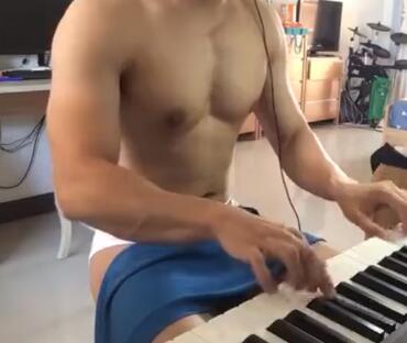 肌肉男不穿衣服弹钢琴，真是色艺双绝！-51虹马