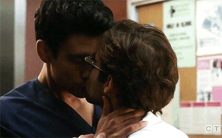 帅气肌肉医生强吻男同事,现又泳池湿身露内裤边-51虹马