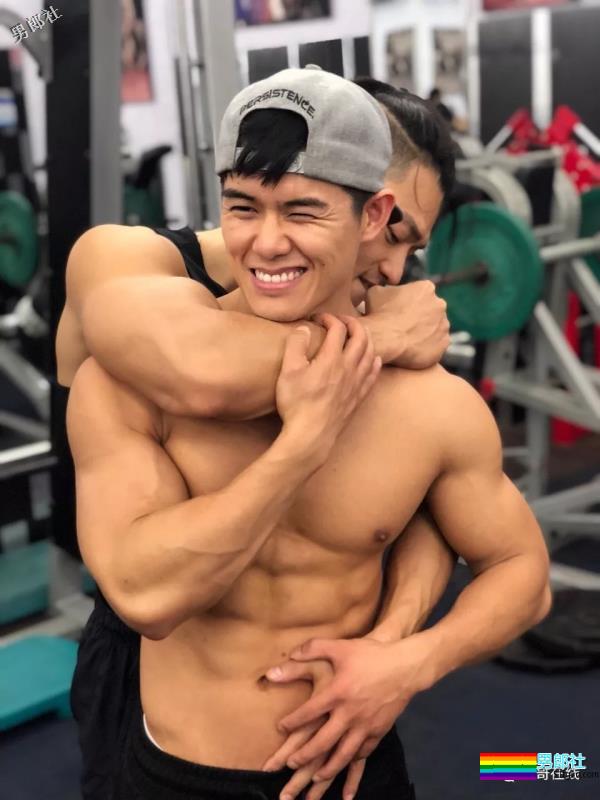 小包总杨烁的私人教练，被肌肉男搂住小蛮腰，终于找到这个筋肉男模了！ - 51虹马