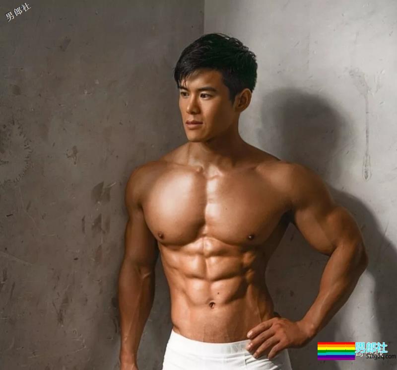 小包总杨烁的私人教练，被肌肉男搂住小蛮腰，终于找到这个筋肉男模了！ - 51虹马