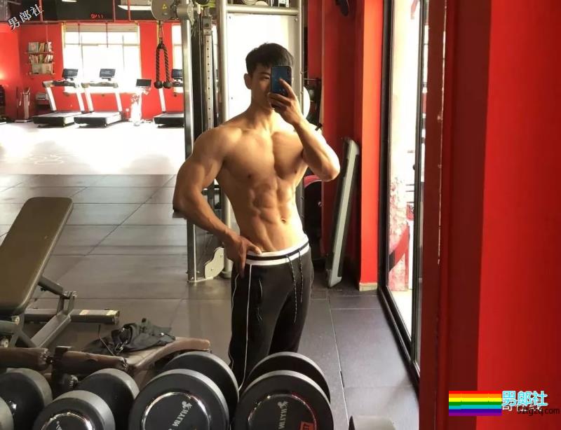 小包总杨烁的私人教练，被肌肉男搂住小蛮腰，终于找到这个筋肉男模了！ - 51虹马