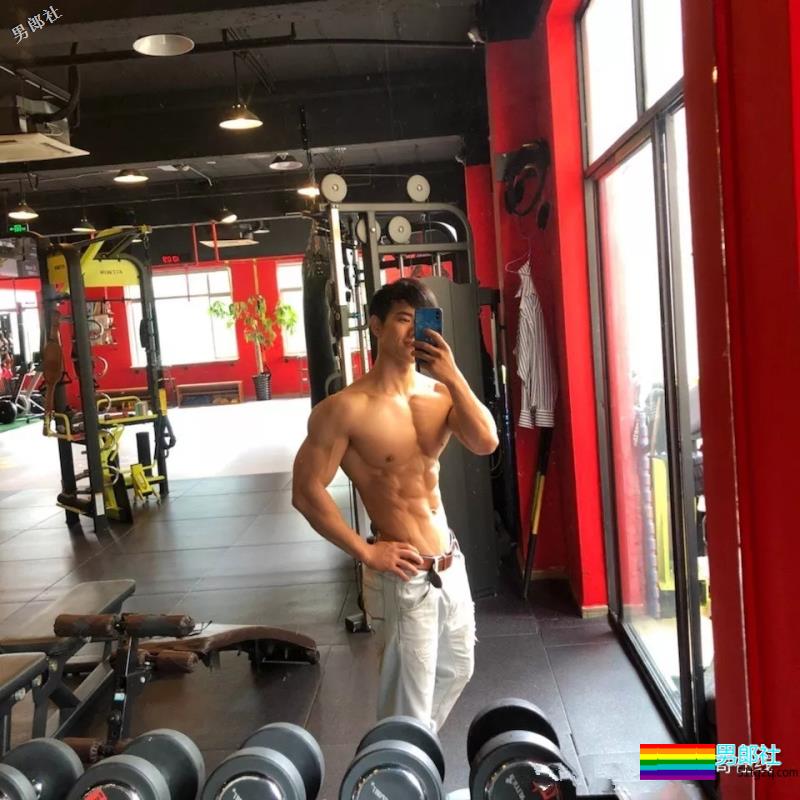 小包总杨烁的私人教练，被肌肉男搂住小蛮腰，终于找到这个筋肉男模了！ - 51虹马