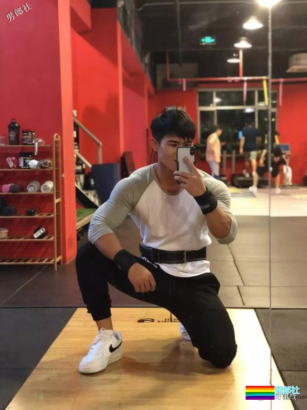 小包总杨烁的私人教练，被肌肉男搂住小蛮腰，终于找到这个筋肉男模了！ - 51虹马