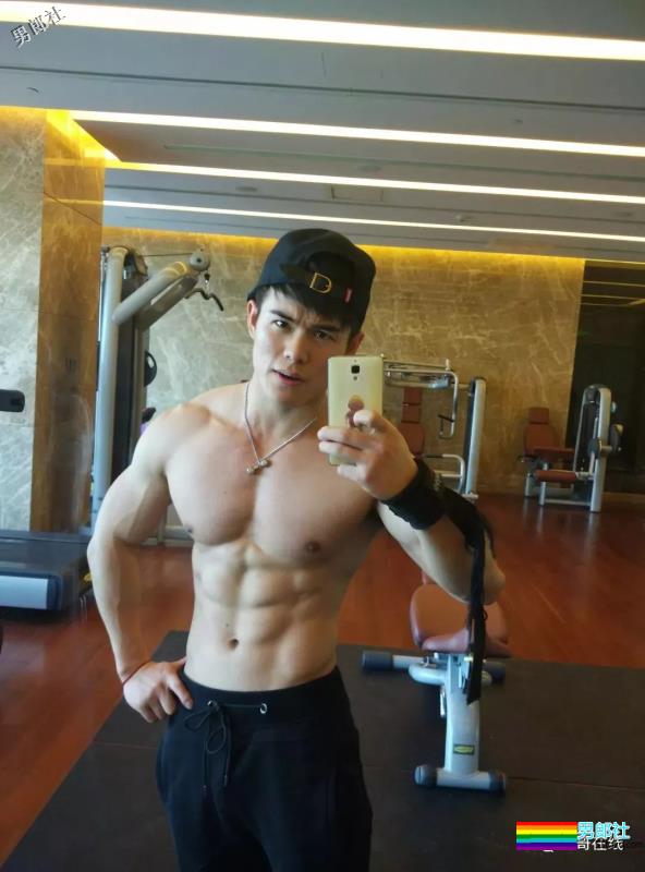 小包总杨烁的私人教练，被肌肉男搂住小蛮腰，终于找到这个筋肉男模了！ - 51虹马